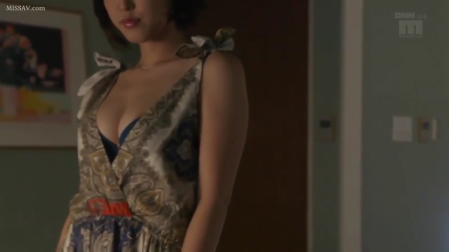 Indoor · Breast close-up · Indifferent · 花色吊带连衣裙