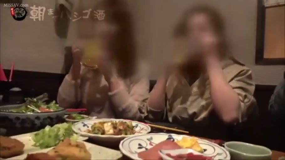 衬衫 · 居酒屋 · 模糊不可见 · 啤酒杯 · 桌面菜肴特写 · 画面面部打码
