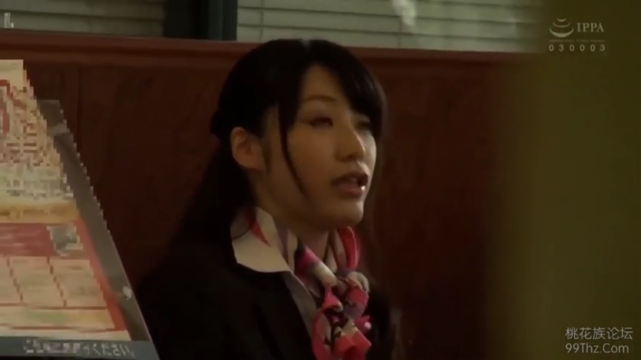 头部特写 · 办公室 · 职业装制服 · 正在说话 · 领巾 · 文件边缘打码