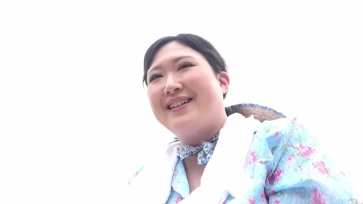 Smile · 面部特写 · 田野 · Floral blouse · 白色毛巾