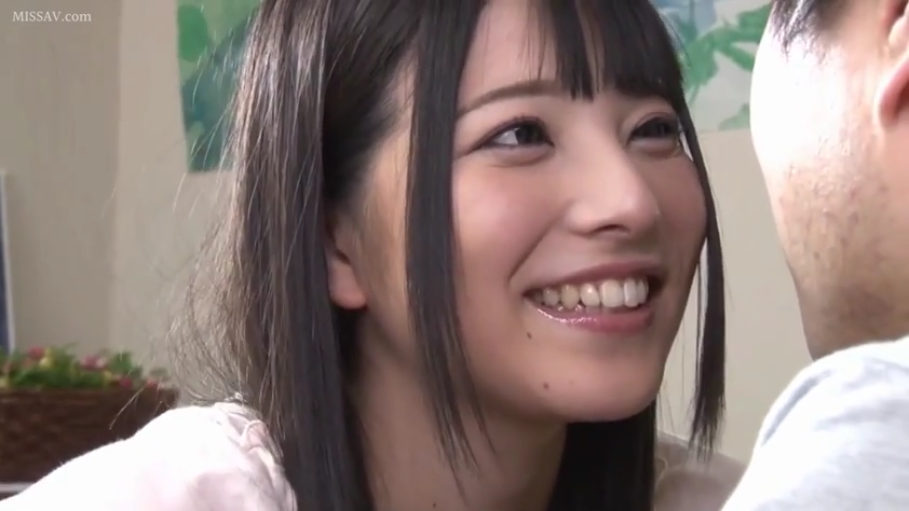 Indoor · Close-up of the face · Light-colored top · 深情微笑