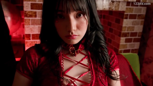 室内 · 坐姿 · 面部特写 · 注视 · 红色灯光 · 冷艳 · 红色旗袍