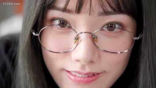 室内 · 俯身 · 脸部特写 · 微笑 · 注视 · 长发 · 黑色服装 · 圆框眼镜