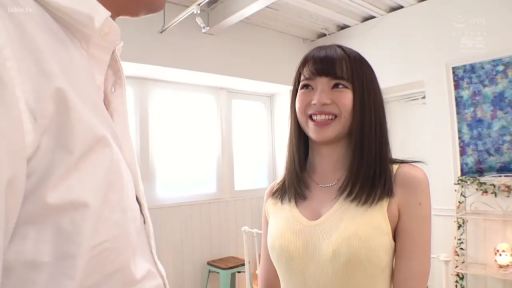 室内 · 交谈 · 站立 · 微笑 · 半身 · 项链 · 日本AV · 黄色背心