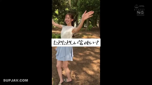 开朗笑容 · 上半身特写 · 公园 · 浅蓝色百褶裙 · 阳光充足