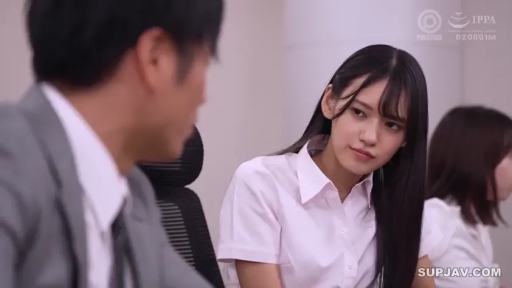 专注 · 办公室 · 白色衬衫 · 女性面部特写
