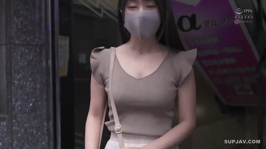 上半身特写 · 口罩遮面 · 室外 · 包 · IPPA标识 · 深色修身针织衫