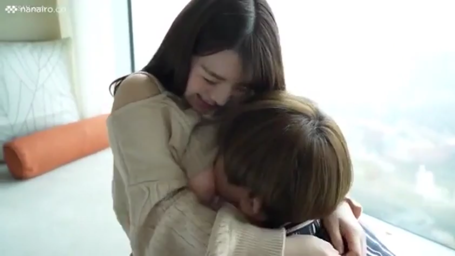 室内 · 拥抱 · 抱枕 · 娇羞 · 埋胸 · 露肩毛衣