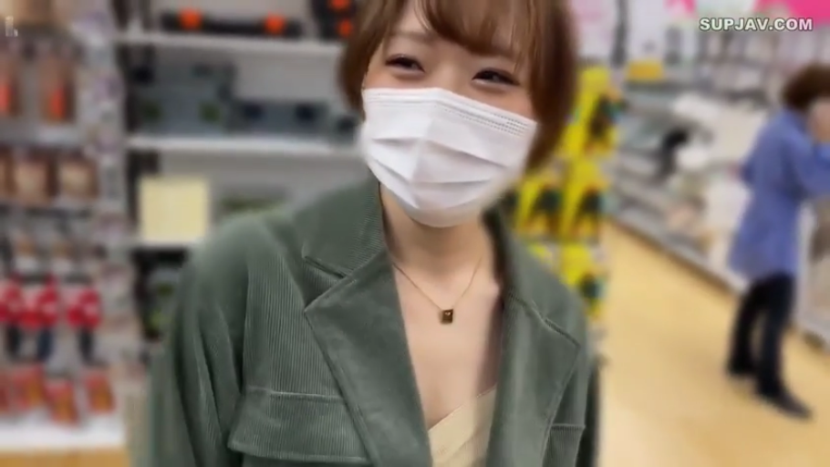 站立 · 绿色夹克 · 素人风格 · 胸部以上 · 白色口罩 · 超市 · 逛街 · 戴口罩微笑