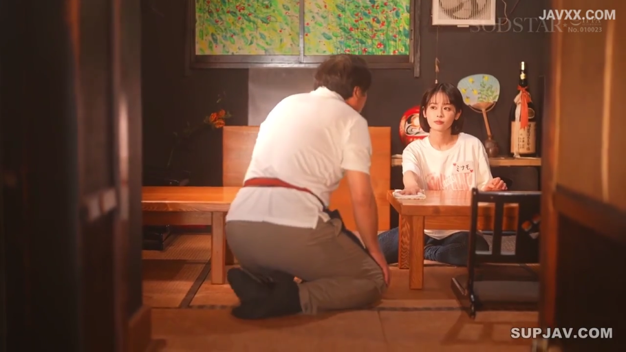 平静 · 灰色长裤 · 抹布 · 日式居酒屋 · 人物中景 · 日式装修风格
