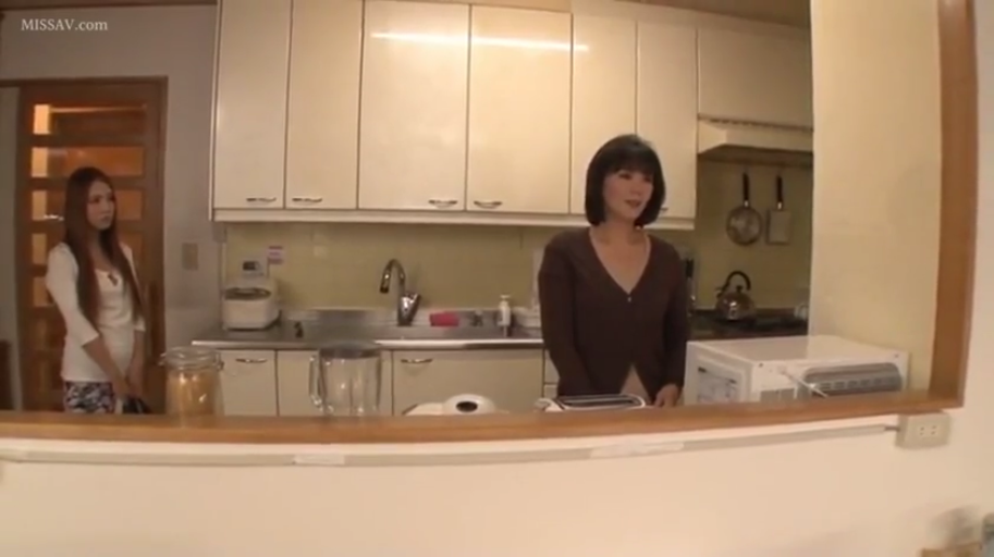 中景 · 站姿 · 厨房 · 休闲日常装