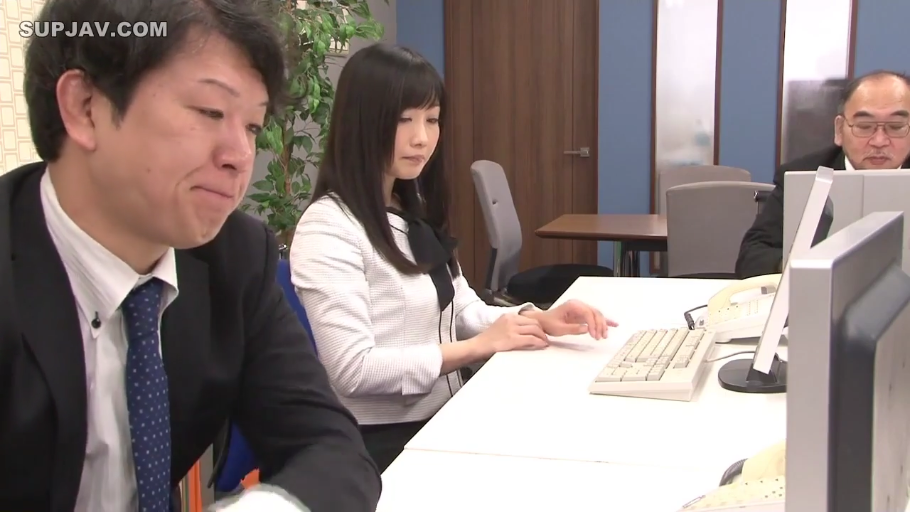 专注 · 办公室 · 白色职业衬衫 · 白领衬衫 · 女同事侧脸