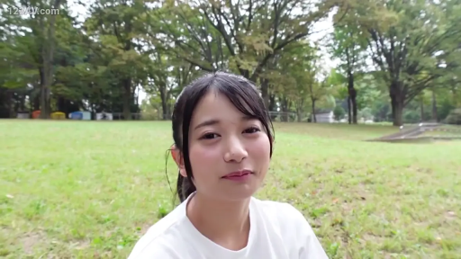 脸部特写 · 微笑 · 注视镜头 · 白色T恤 · 正面 · 户外公园 · 马尾辫