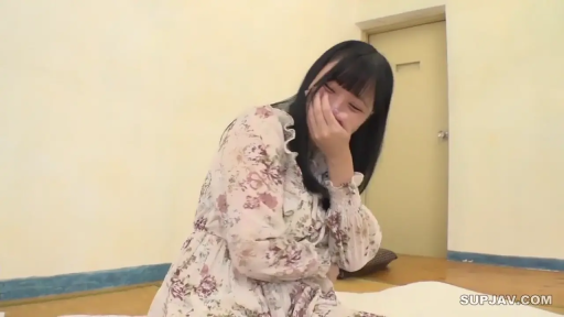 上身特写 · 轻微笑意 · 碎花连衣裙 · 室内卧室