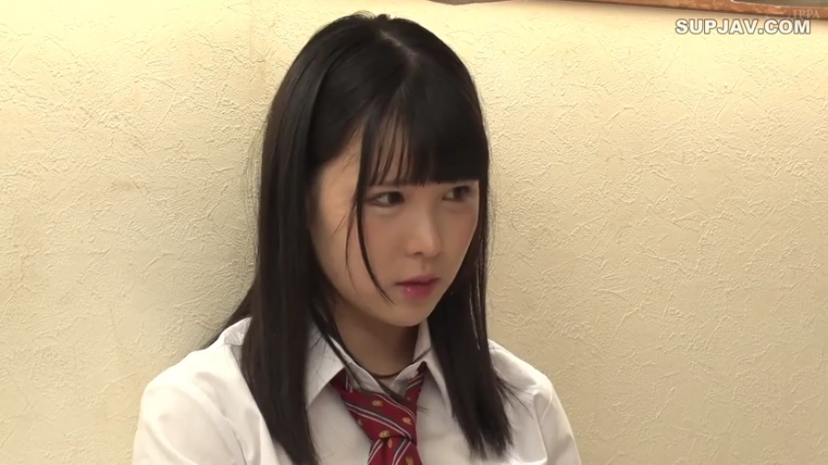 室内 · 坐姿 · 严肃 · 校服 · 脸部 · 谈话 · 黑发