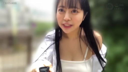 胸部区域 · POV视角 · 街道或公园 · 注视镜头 · 白色轻薄外衣 · 自拍杆