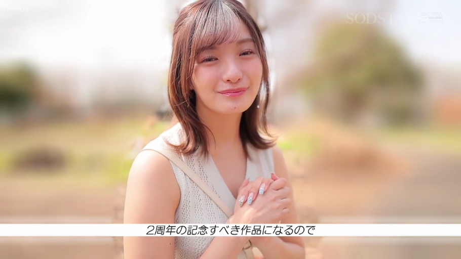 站立 · 面部特写 · 户外 · 注视镜头 · 日系 · 无袖针织衫 · 甜美微笑 · 单肩包