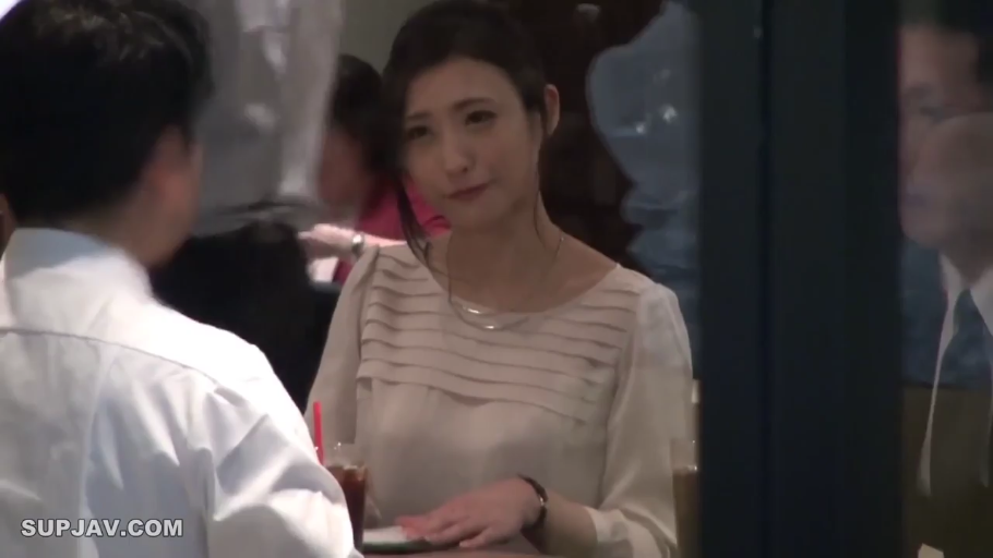 深情注视 · 通过玻璃拍摄 · 餐厅 · 项链 · 女性面部特写 · 米白色褶皱雪纺上衣
