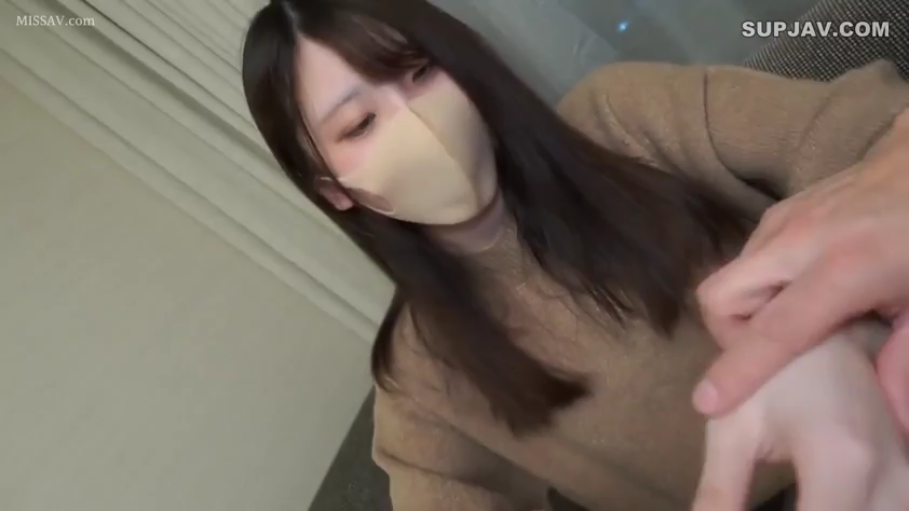 沙发上 · 手部特写 · 顺从 · 口罩 · 棕色针织毛衣 · 无