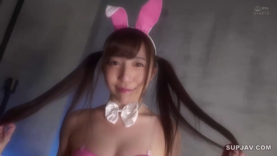 室内 · 微笑 · 半身特写 · 双马尾 · 兔耳发箍 · 正面站立 · 兔女郎服装 · 抓发尾