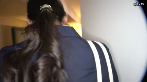 站立 · 职业装 · 走廊 · 走动 · 背面 · 肩背包 · 窥视感