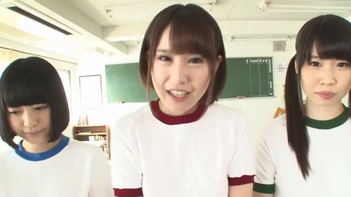 面部 · 教室 · 站立 · 微笑 · 凝视 · 多人 · 黑板 · 体操服