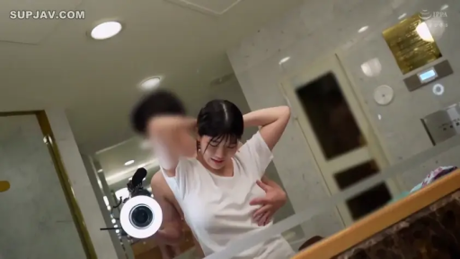 楽しんで · 洗手台 · 环形补光灯 · 白色圆领T恤 · 灯光布置 · 后抱式抚摸 · 男人抚摸胸部的手