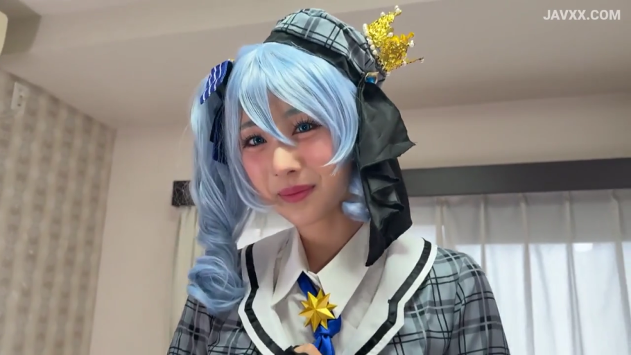室内 · 温柔 · 面部特写 · 皇冠头饰 · 格纹水手服