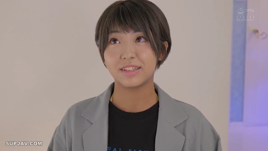 室内 · 脸部特写 · 微笑 · 灰色休闲西装外套