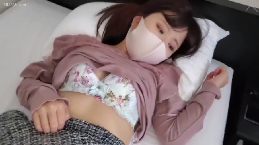 床上 · 口罩 · 白色口罩 · 内衣特写 · 眼神失焦