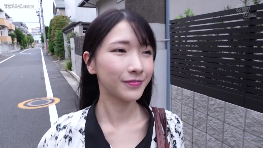 脸部特写 · 微笑 · 户外街道 · 单肩包 · 印花长袖开衫 · 日常装束
