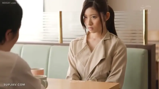 坐姿 · 交谈 · 严肃 · 中景 · 剧情 · 咖啡杯 · 风衣 · 咖啡厅