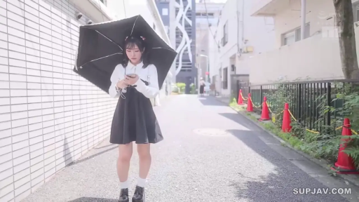 全身 · 站立 · 自然 · 街道 · 看手机 · 连衣裙 · 雨伞