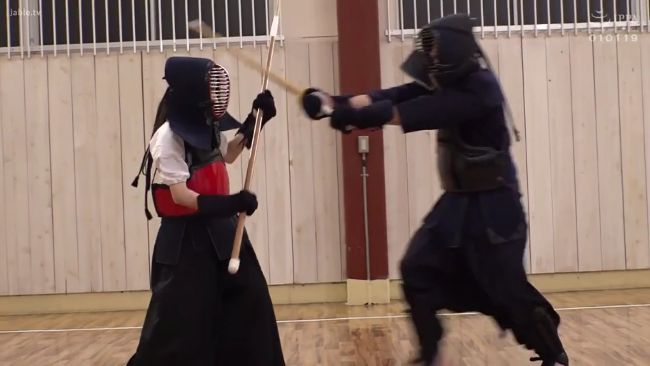 护胸 · 室内剑道馆 · 护具 · 握剑手部特写 · 无法看到（佩戴面罩） · 专业运动装束