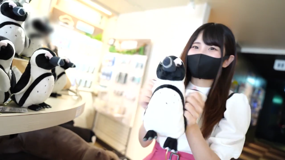 站立 · 中景 · 微笑 · 长发 · 礼品店 · 白色泡泡袖上衣 · 展示玩偶 · 企鹅毛绒玩具