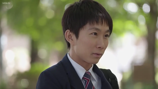 站立 · 自然 · 面部特写 · 制服 · 凝视 · 户外 · 亚洲男性 · 肩包