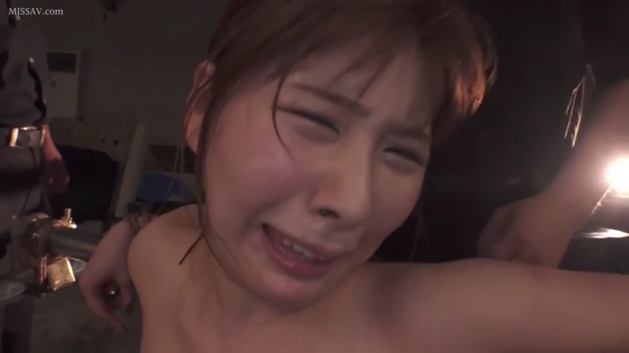 昏暗的房间 · 脸部特写 · 裸体 · 受辱 · 锁 · 表情狰狞