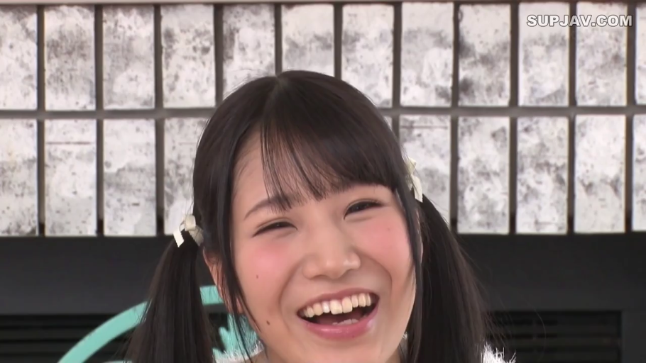 室内 · 脸部特写 · 白色上衣 · 正对镜头