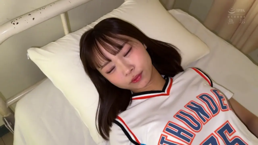 脸部 · 平静 · 仰卧 · 长发 · 运动衫 · 睡觉 · 医用床 · 保健室
