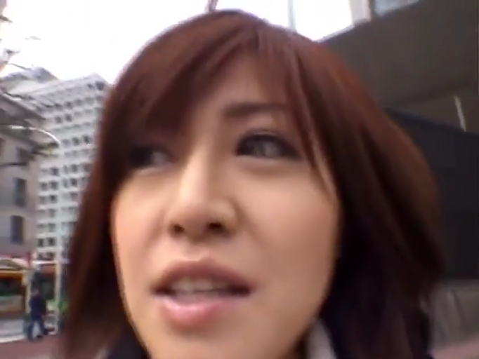 脸部特写 · 交谈中 · 户外街道 · 深色外套