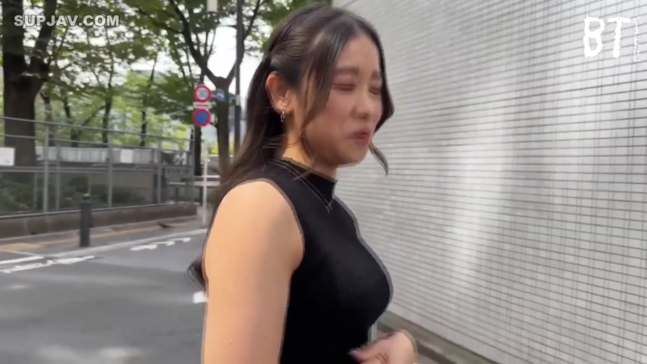 略带羞涩 · 面部特写 · 城市街道 · 黑色紧身背心