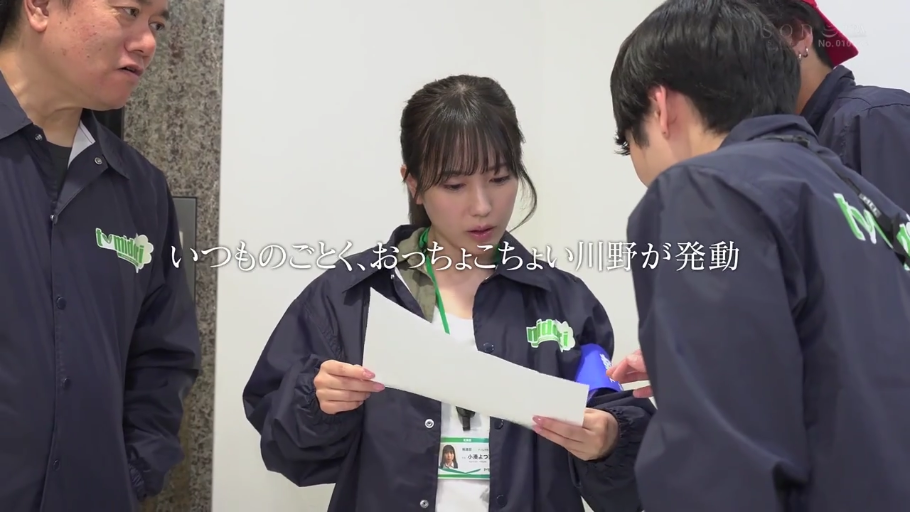 冷静 · 单人 · 脸部 · 站立 · 工作外套 · 注视 · 室外 · 工作证挂绳