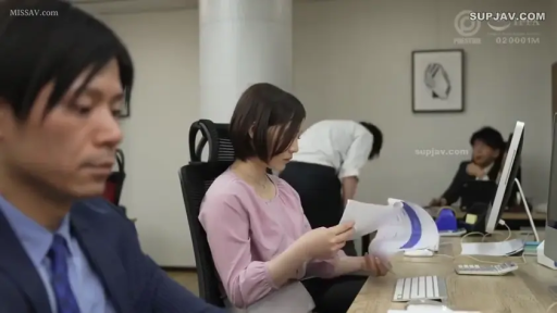 职业化 · 办公室 · 办公用品 · 粉色长袖衬衫 · 中景人物侧拍