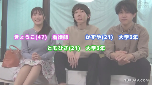 室内 · 座り姿勢 · 中景 · 微笑 · ハンドバッグ · 休闲服 · 采访 · 文字字幕
