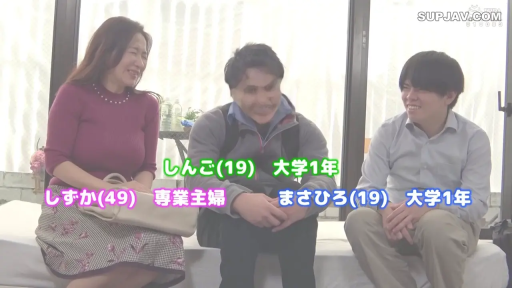 室内 · 坐姿 · 交谈 · 中景 · 微笑 · 休闲装 · 手提包 · 多人