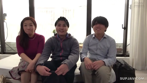 坐姿 · 卧室 · 中景 · 微笑 · 多人 · 便装 · 访谈