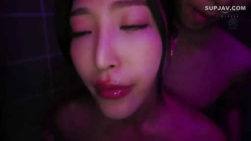 浴室 · 沉醉 · 裸体 · 唇部精液特写 · 内射后余韵 · 嘴唇上有明显精液