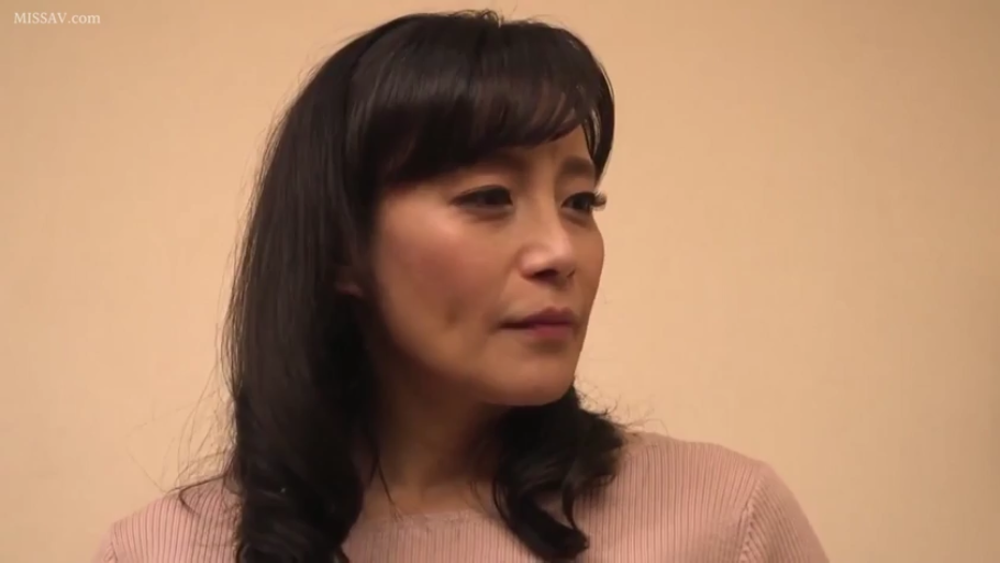 室内 · 严肃 · 脸部特写 · 正坐 · 注视 · 针织衫 · 熟女