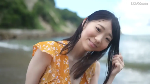 脸部特写 · 羞涩微笑 · 海滩 · 黄色碎花连衣裙