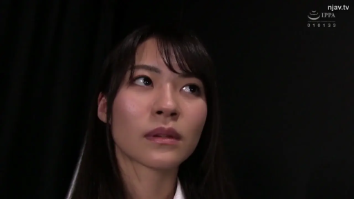 室内 · 脸部特写 · 白衬衫 · 凝视 · 长发 · 侧头 · 迷茫